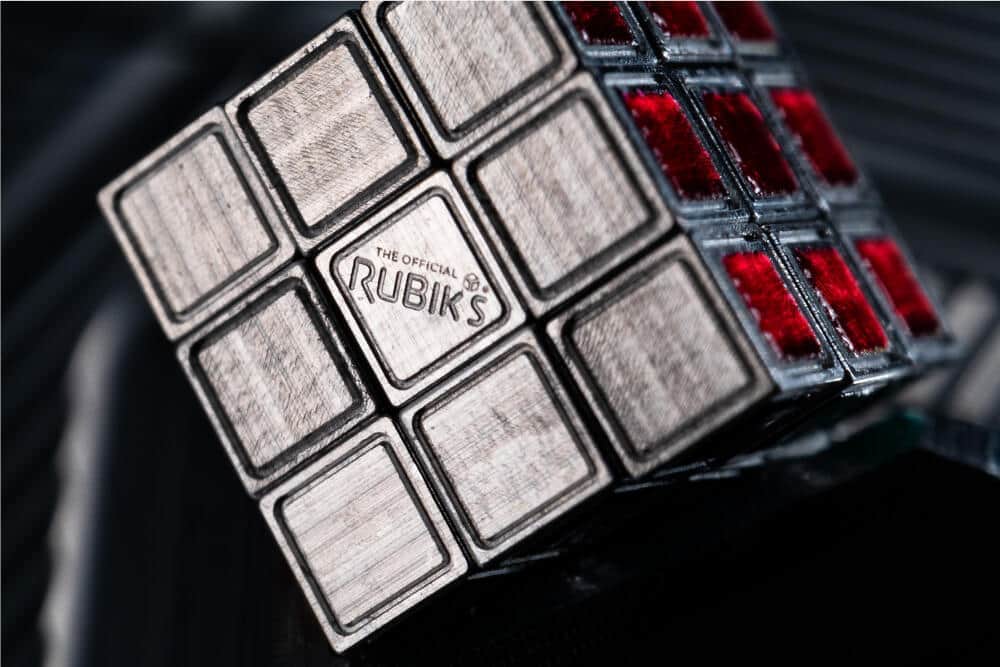 1辺約0.50cm！ 可動する世界最小の「ルービックキューブ」予約開始: J