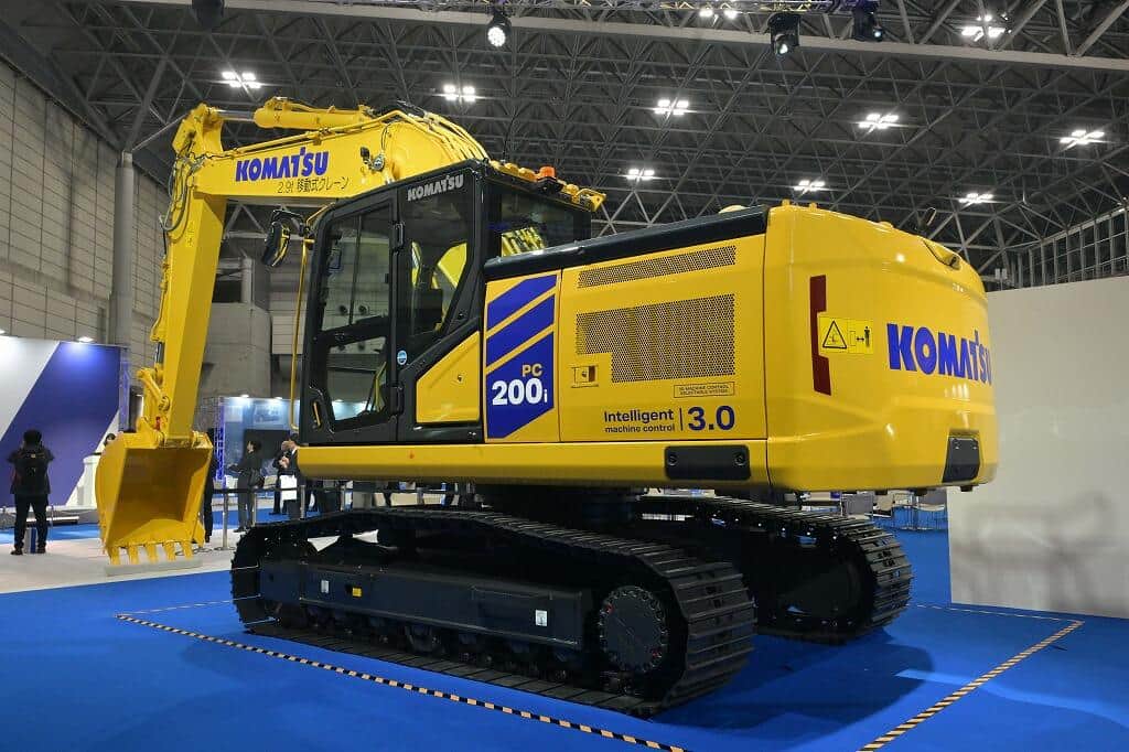 コマツ、新世代油圧ショベル「PC200i-12」 自動操作アシスト機能で操縦