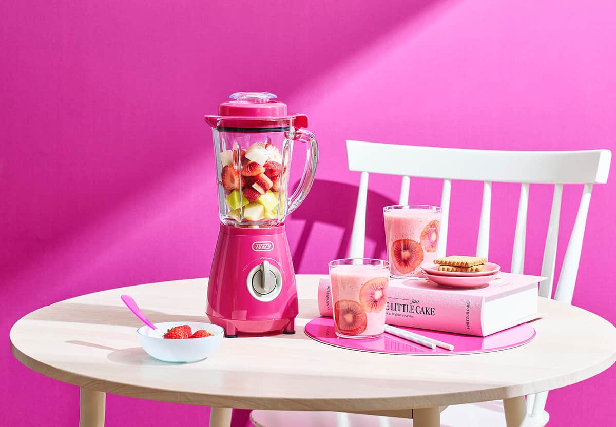 レトロなデザインに鮮やかなカラーリング、料理が楽しくなる