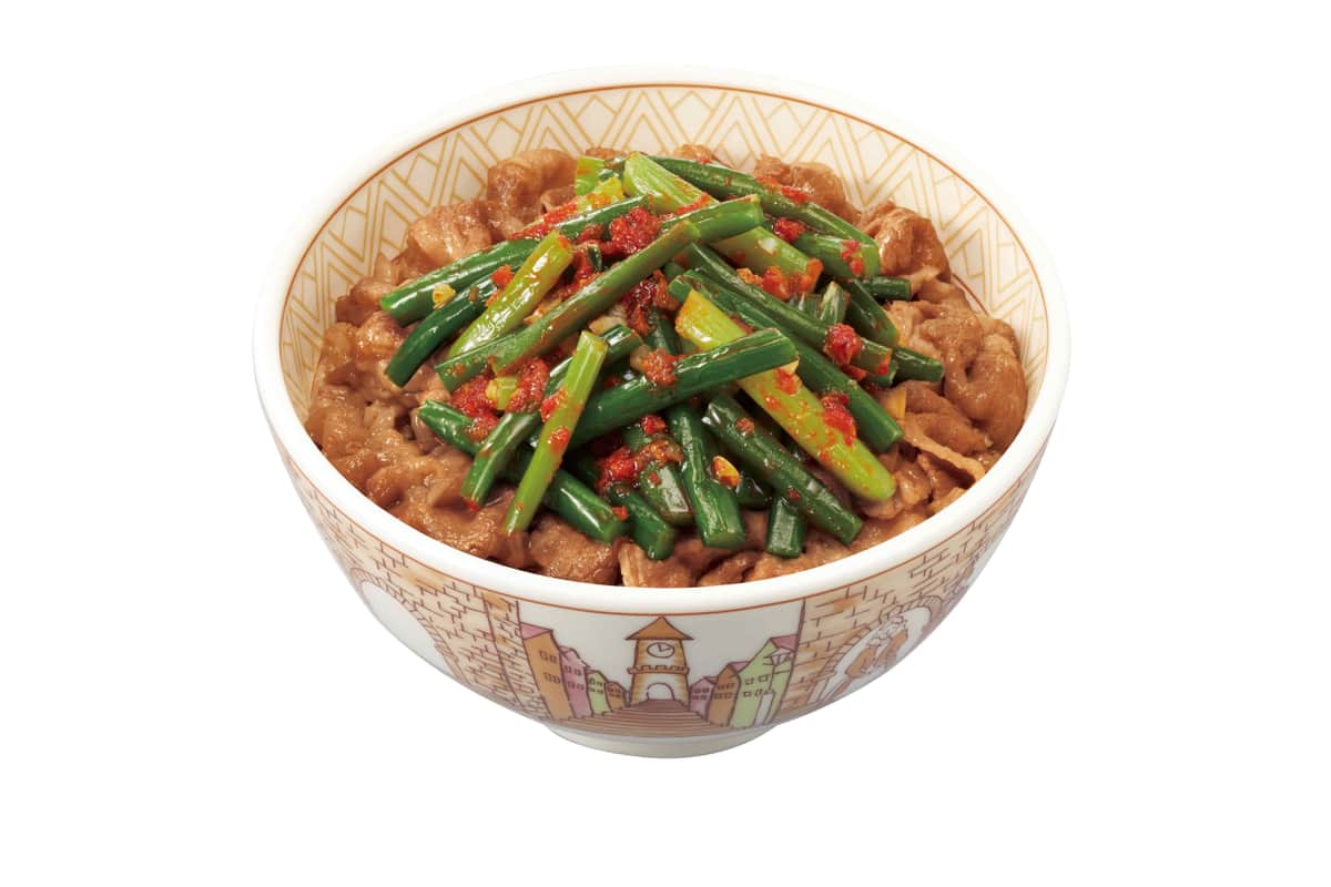 すき家「ニンニクの芽牛丼」　旨辛な味わいとシャキシャキ食感