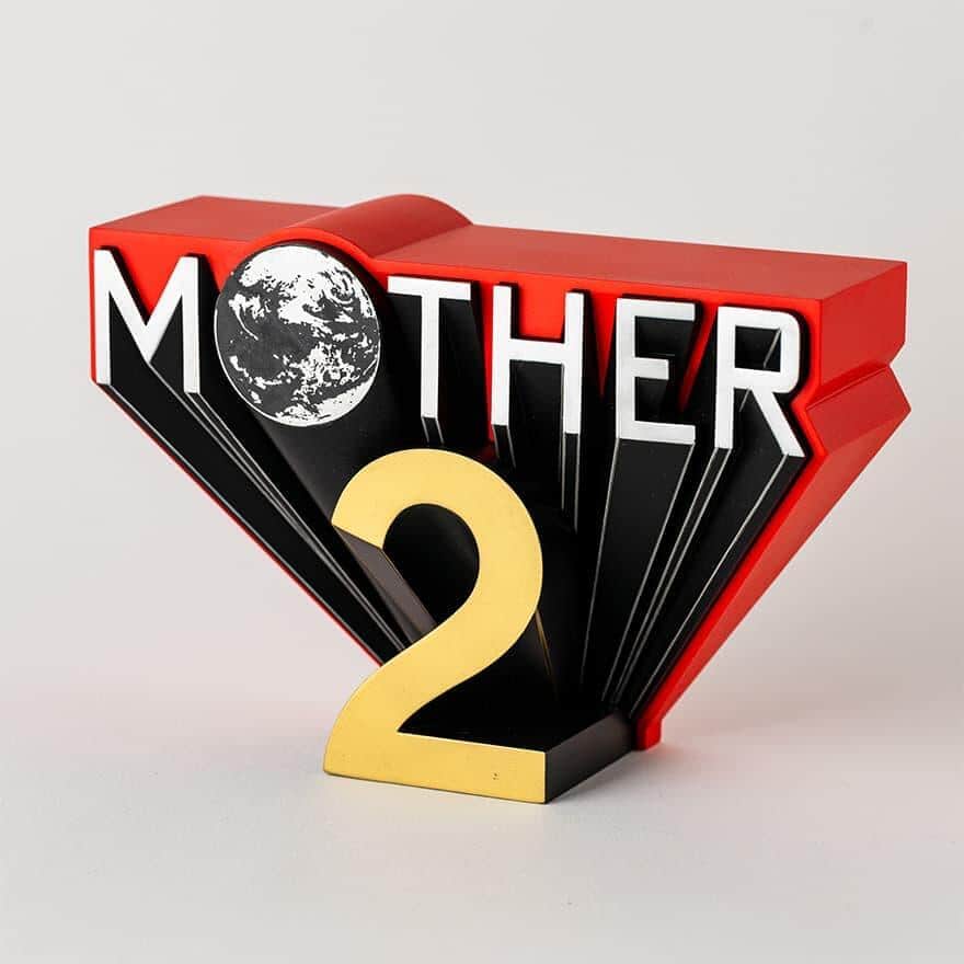 「MOTHER」デザインのアイテム　ロゴのフィギュア＆「どせいさん」パタパタ時計