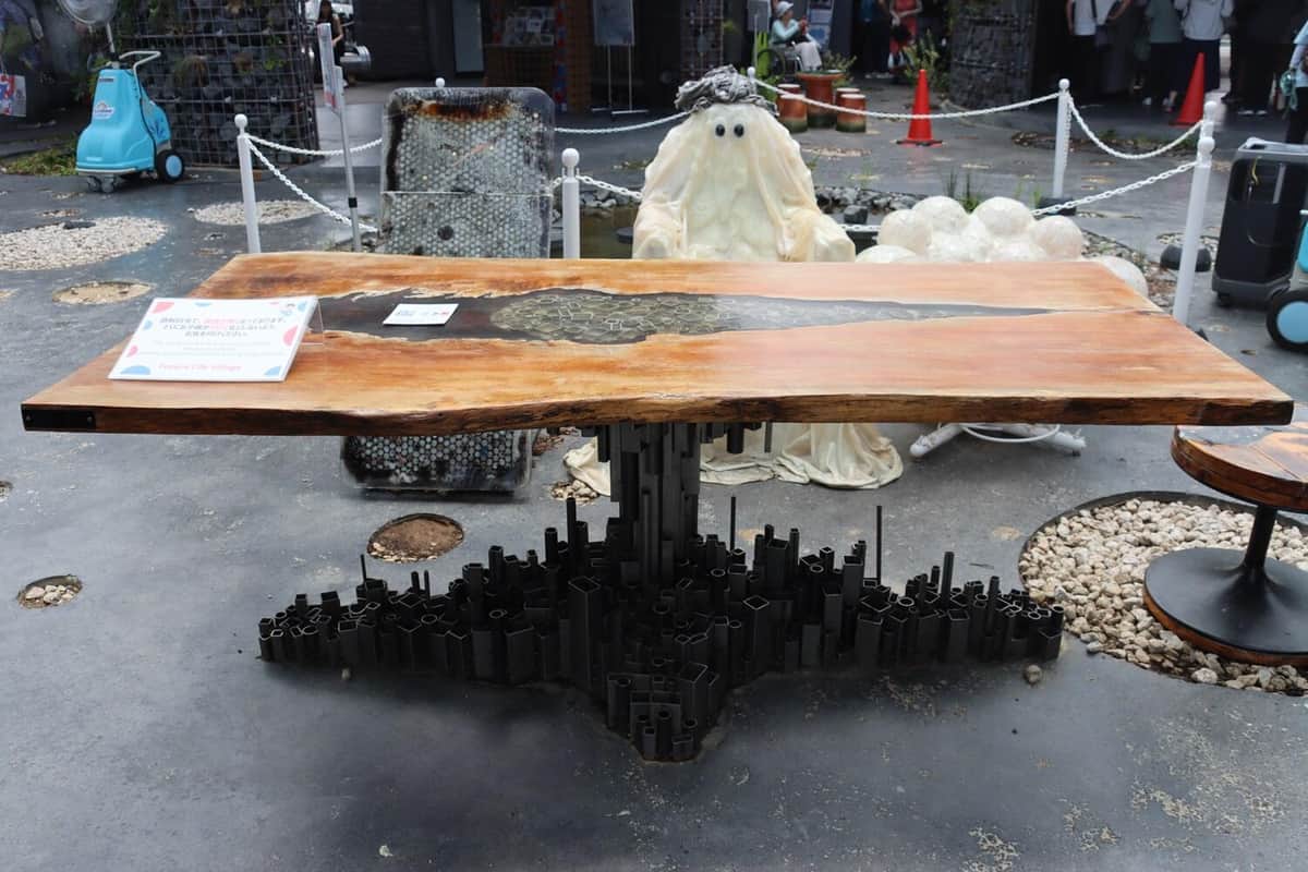 廃材を利用したテーブルや椅子