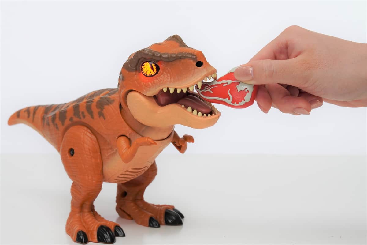 「ジュラシック・ワールド」の世界さながらにT-レックスを育てたり遊んだりできる
