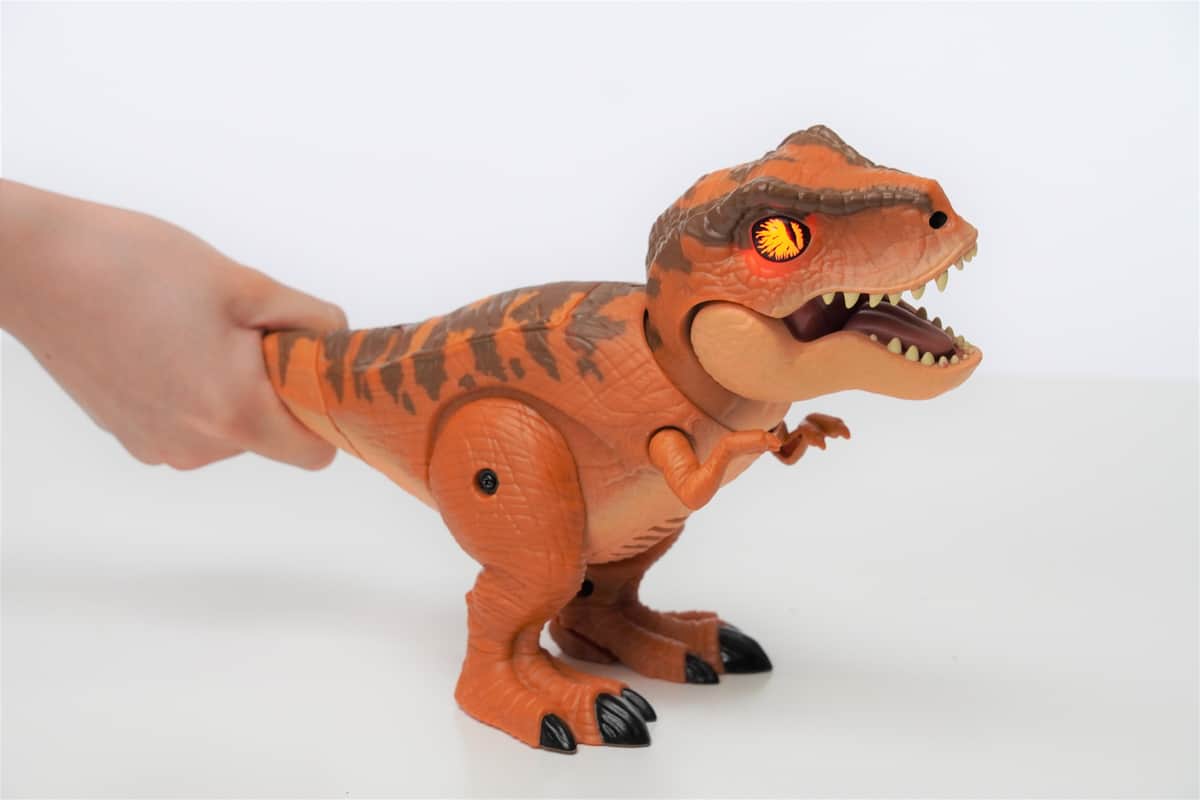 「ジュラシック・ワールド」の世界さながらにT-レックスを育てたり遊んだりできる
