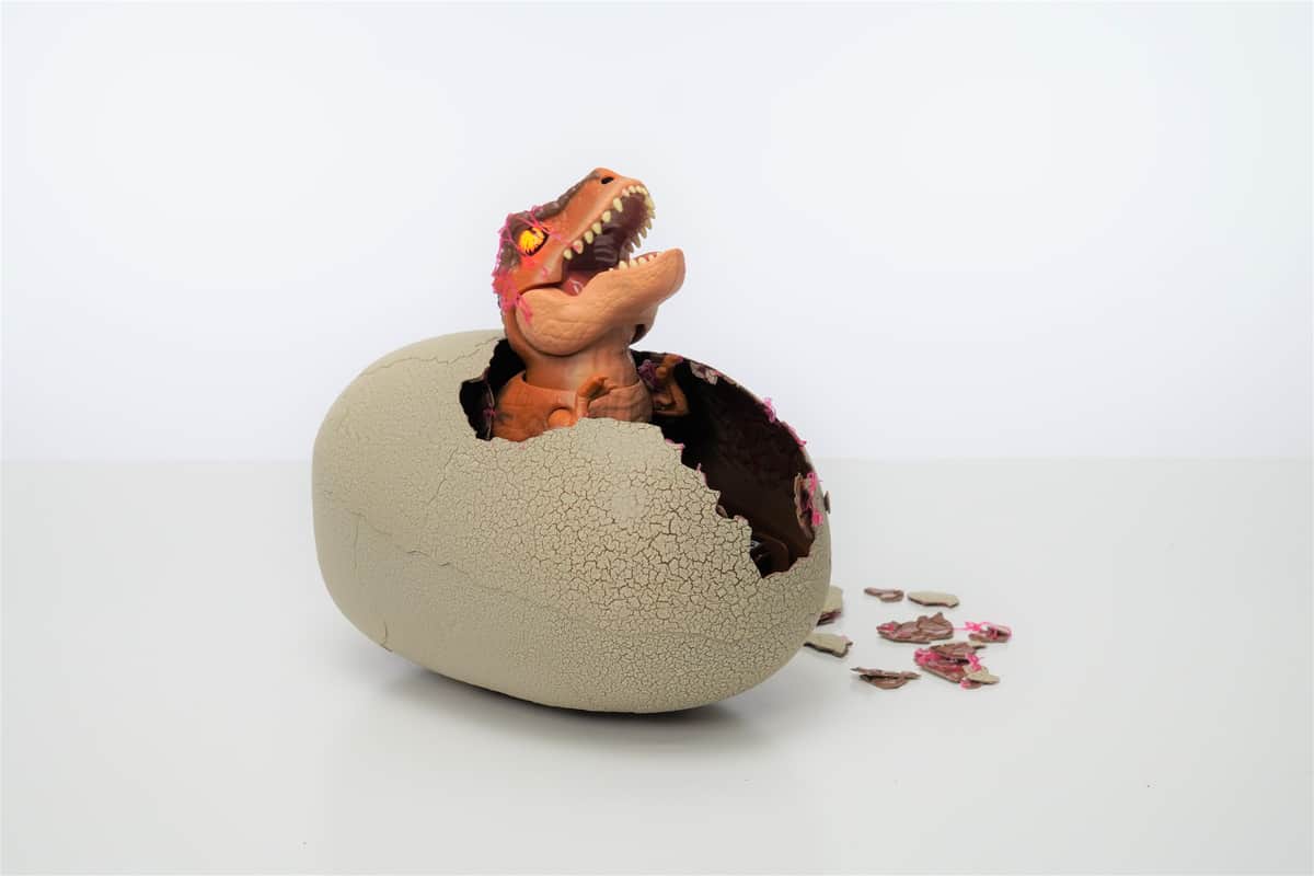 「ジュラシック・ワールド」の世界さながらにT-レックスを育てたり遊んだりできる
