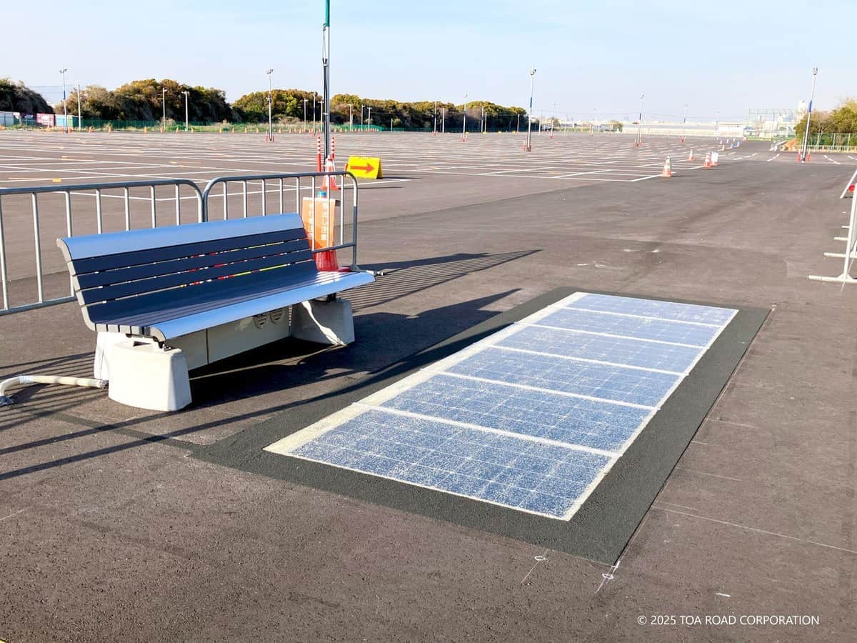 万博で駐車スペース活用した太陽光発電舗装システム　「冷たいベンチ」の電源に