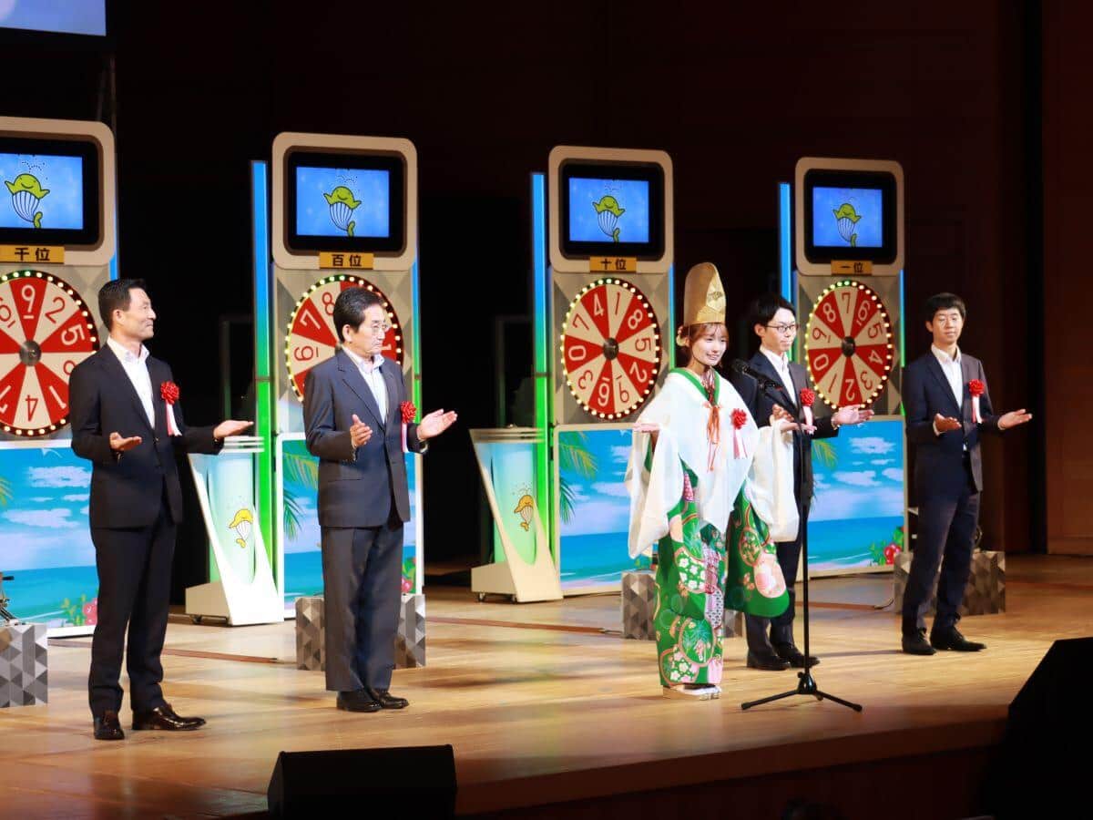 「上方締め」をするサマージャンボ抽選会の立場人たち（2025年8月21日撮影）