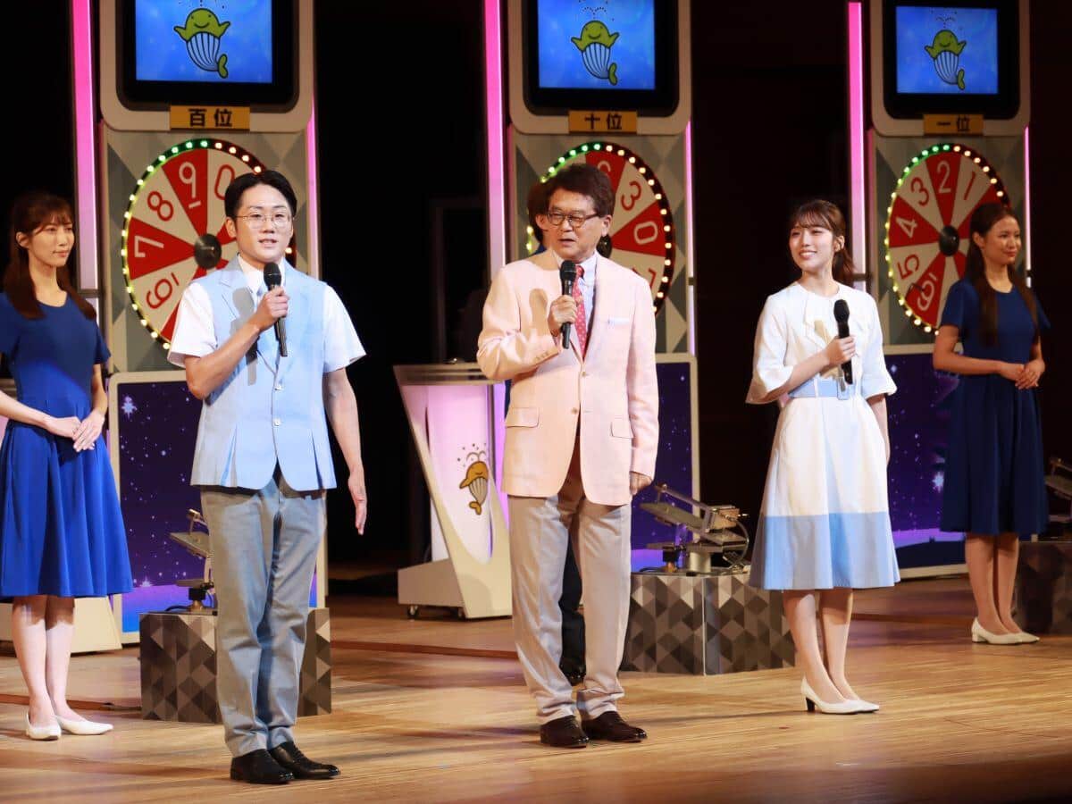 写真左から柏木行雲さん、山本哲也さん、松永鈴帆さん。サマージャンボ抽選会に登壇した（2025年8月21日撮影）