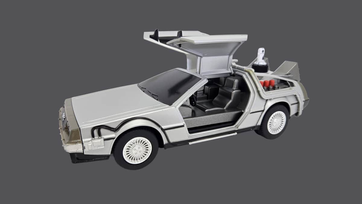 「バック・トゥ・ザ・フューチャー」Part2とPart3に登場した仕様でラジコン化
