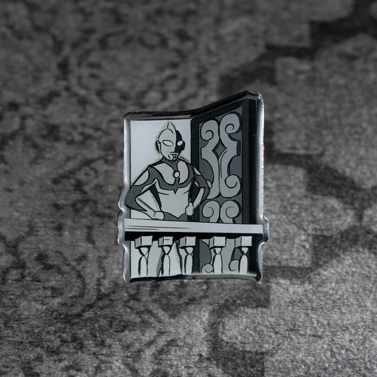 各話を象徴するシーンをセレクト、ピンズにデザイン
