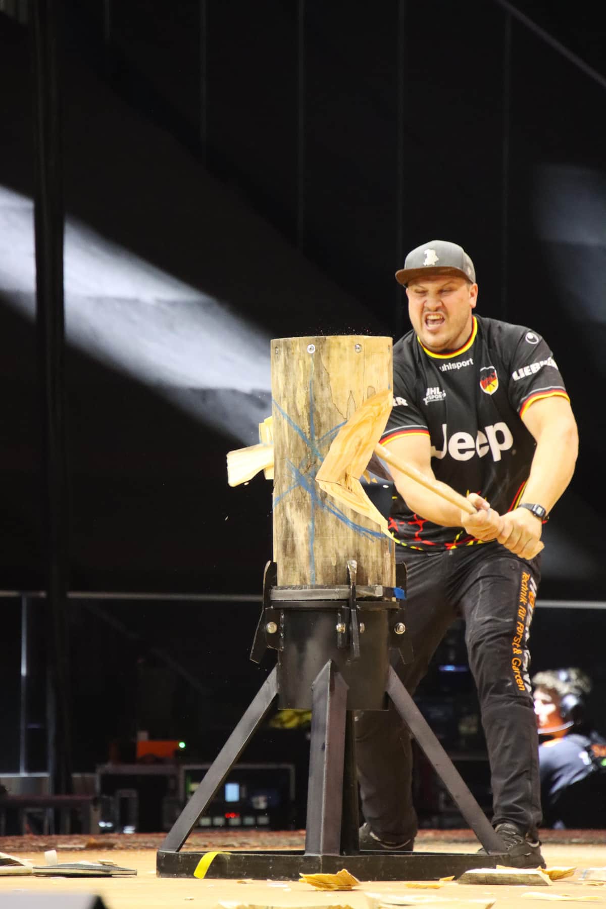 ドイツチームのStanding Block Chopの選手
