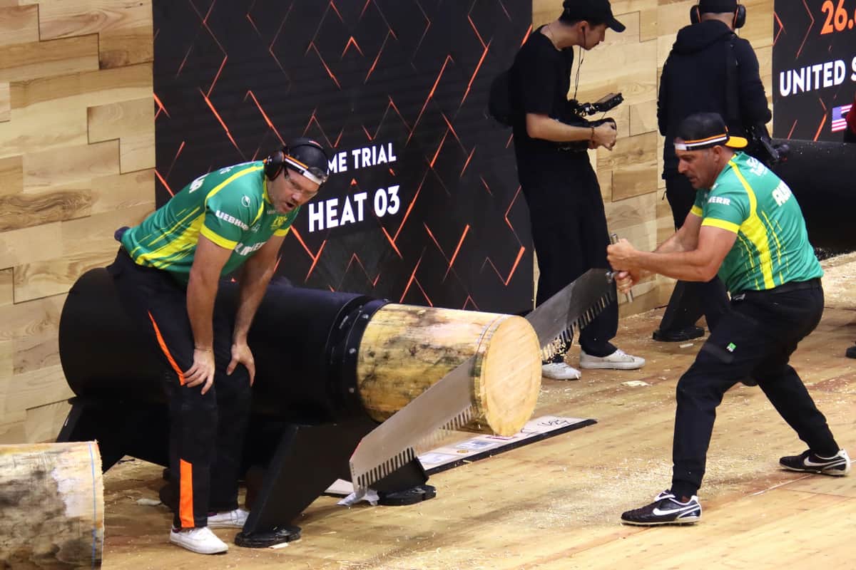 試合でSingle Buckの種目を担当、ノコギリを引くブラッド・デ・ローザ選手（写真右）
