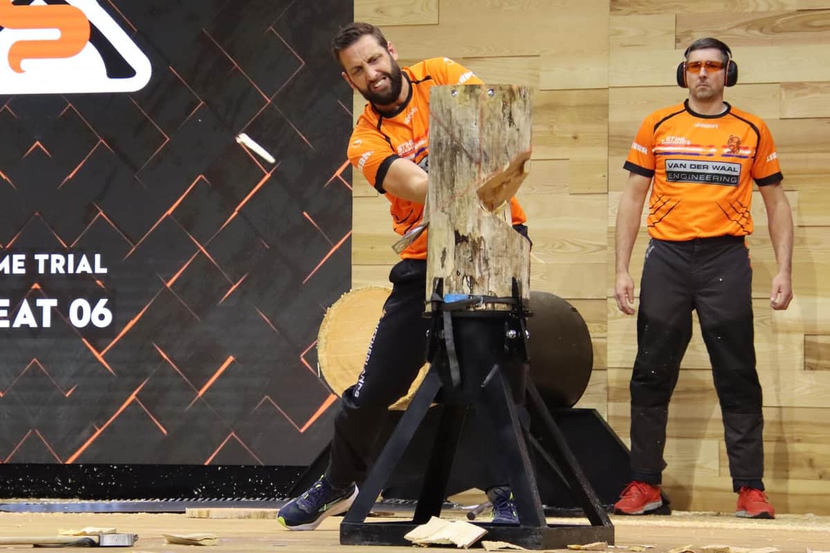 オランダチーム・Standing Block Chopの選手と、見守るチームメート
