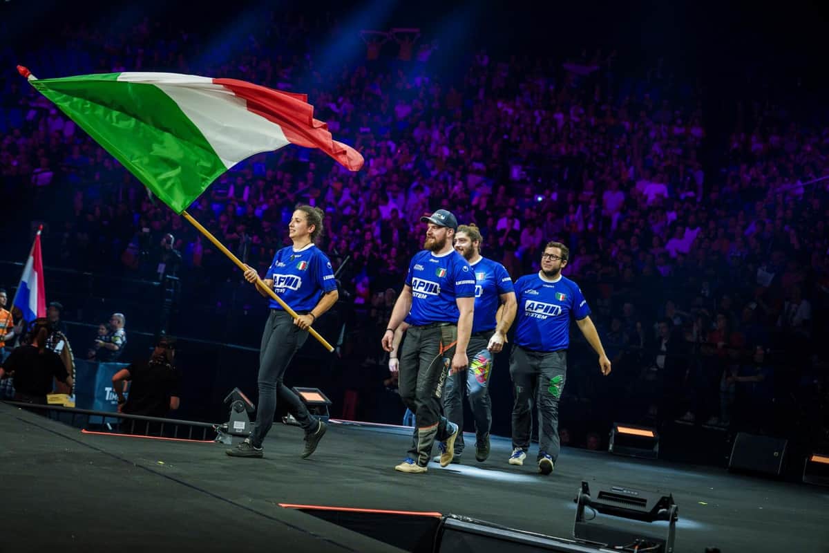 選手入場でひときわ大きな歓声を浴びた、地元イタリアチーム（Credits: STIHL TIMBERSPORTS®）
