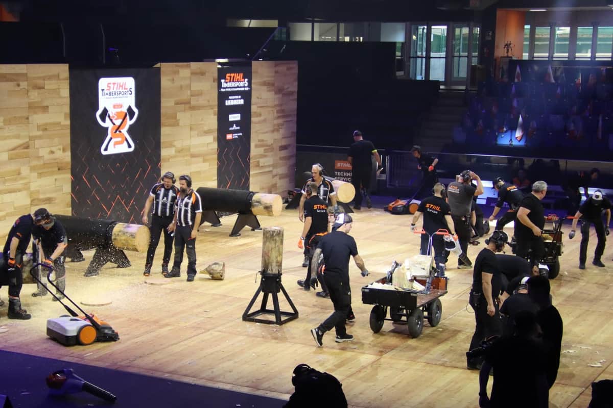 対戦が終わると、次の試合に備えてスタッフが短時間で清掃作業を行う
