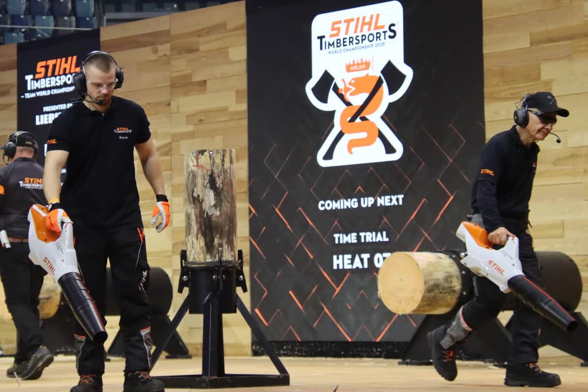 ブロワーを使って木くずを掃除するスタッフ
