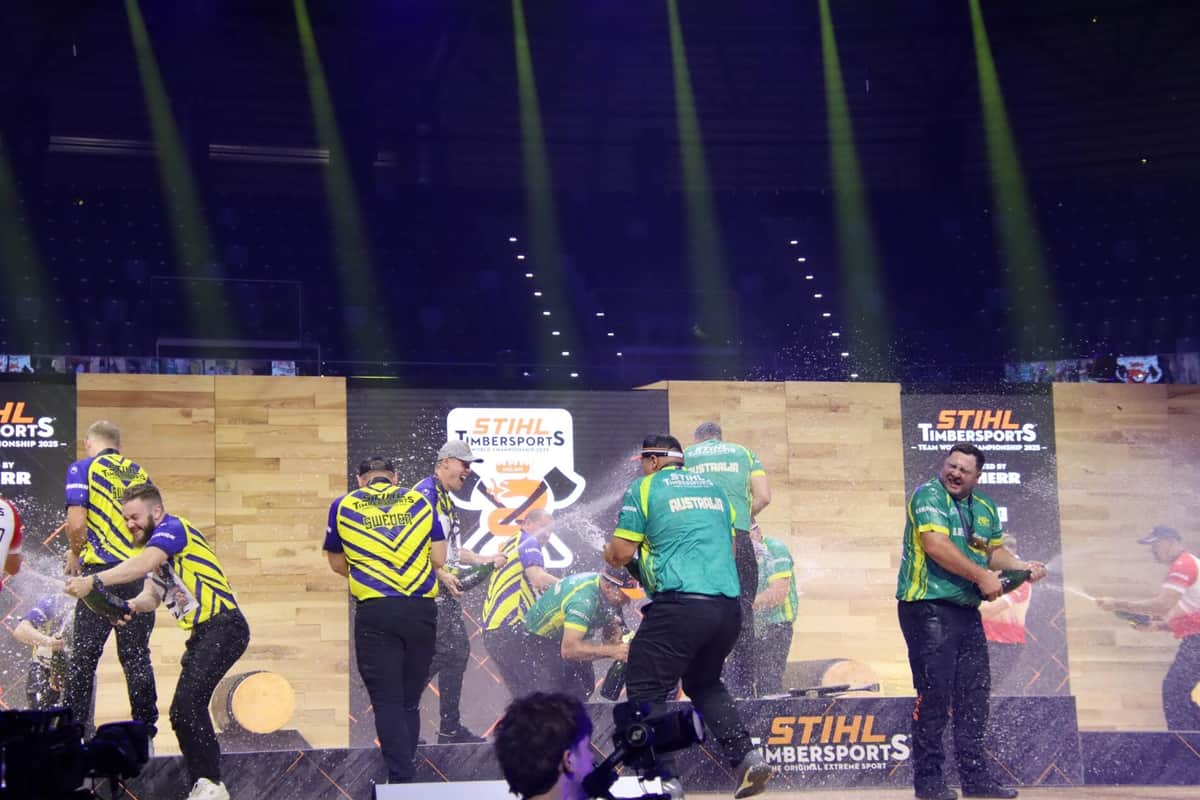 表彰されたチームが歓喜のシャンパンファイト
