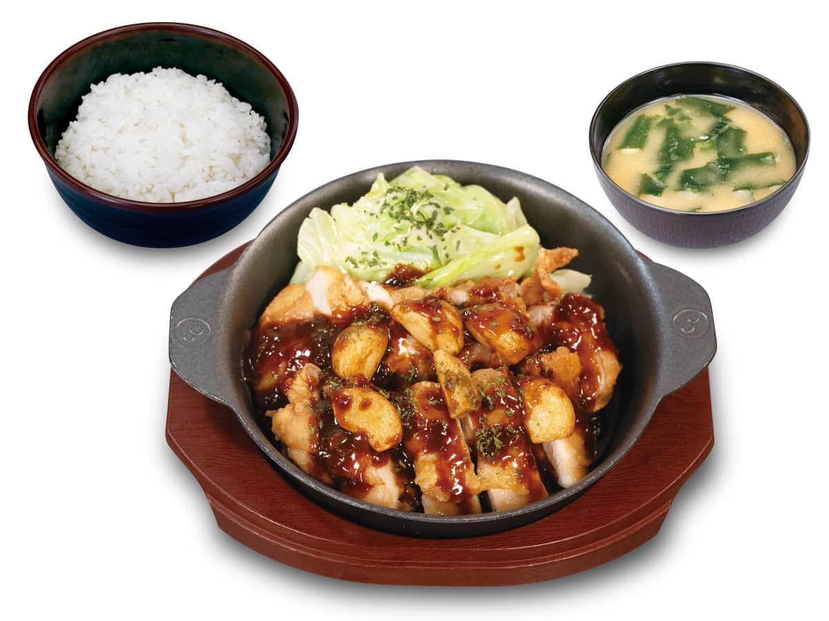 豚派も鶏派も満足、濃厚ダレとカラッと揚げた肉のマリアージュ