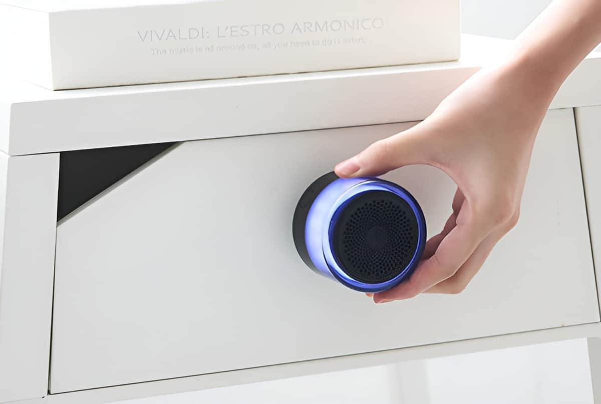 スマホの背面や磁力が働く場所に装着して使える
