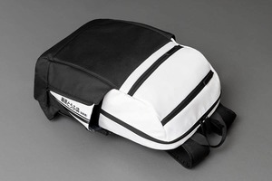 「頭文字D」ハチロクをイメージしたデザイン　16型ノートPCが入るPCリュック