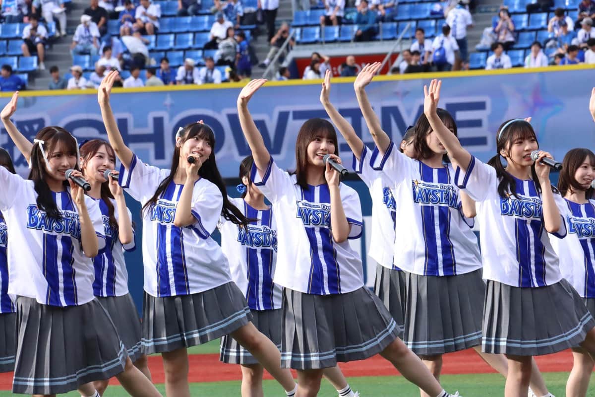 デビュー曲「キュン」を歌唱する日向坂46