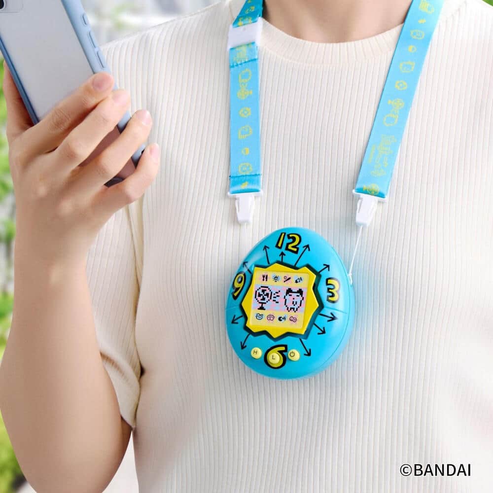 暑い季節も「たまごっち」型ハンディファンで快適に

