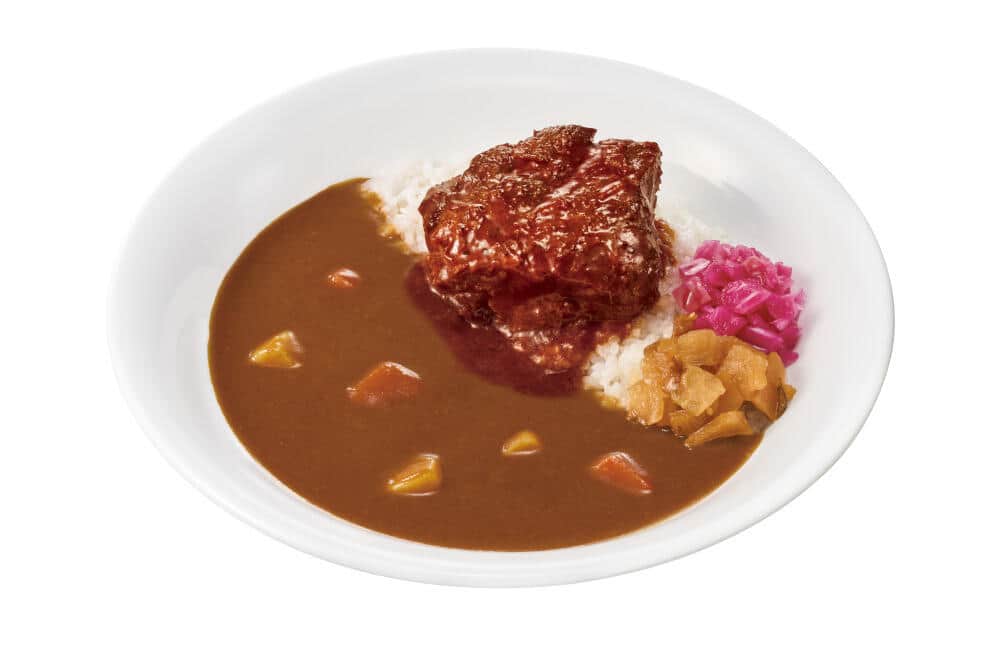 肉がそびえる大迫力、食べごたえ十分