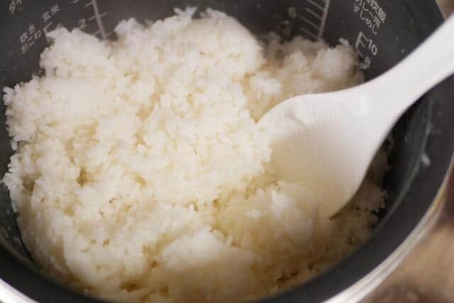 炊いたご飯 ほぐし方 でおいしさが変わる しゃもじを炊飯器に入れて J Cast トレンド 全文表示