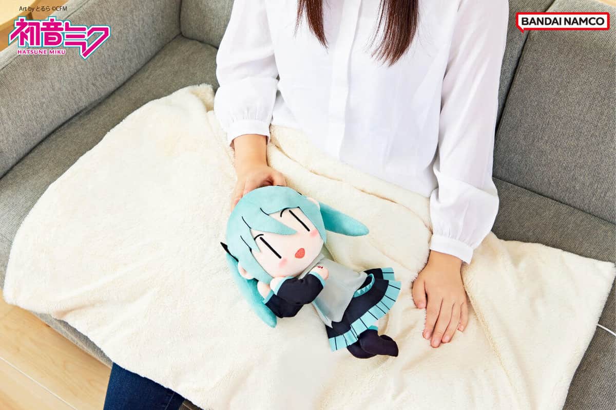 膝の上の「初音ミク」が温めてくれる ぬいぐるみ付き「USBあったか