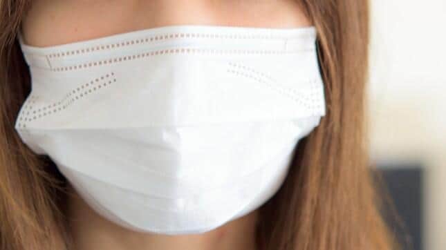 ワクチン接種後もマスク着用が重要、と指摘されている
