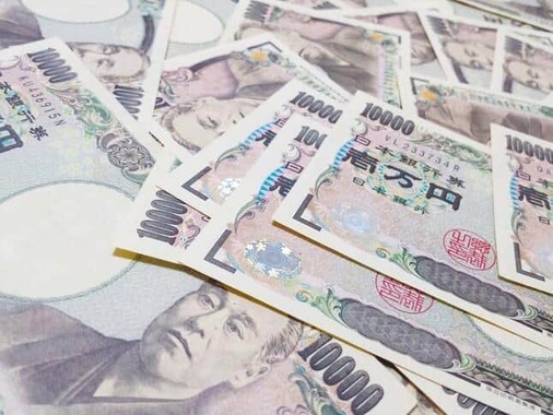 1万円札が次々と…（写真はイメージ）