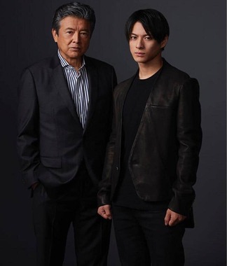 金曜ドラマ「クロサギ」に出演する三浦友和さん（左）と平野紫耀さん（King ＆ Prince）。（c）TBS
