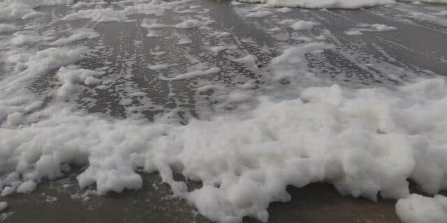 「波の花」と呼ばれる海辺の泡（写真はイメージ）