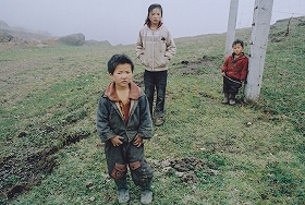 ＜三姉妹～雲南の子＞  中国・雲南「極貧の3姉妹」当局が撮らせたくなかった「怒りや悲しみ封印した不条理な日々」