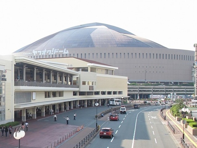 かつてのHKT48劇場（写真左）。ヤフオクドーム（写真奥）に隣接する商業施設に入居していた