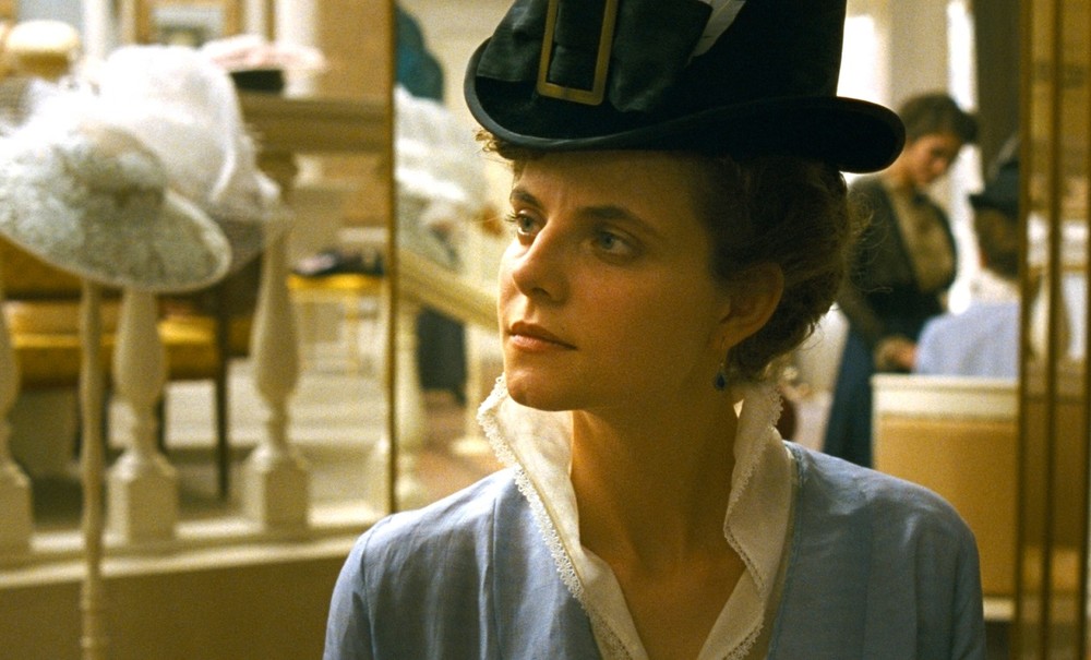 〈サンセット〉<br /> 帽子店からのぞく帝国の終焉　第一次世界大戦前夜の緊張をひとりの女性の目点から描く