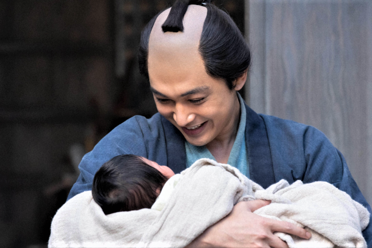 待望の赤ちゃんが生まれて喜ぶ栄一（NHKの公式サイトより）