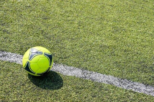 イギリスとチリの女子サッカー選手たち、ピッチで片膝つき人種差別に抗議