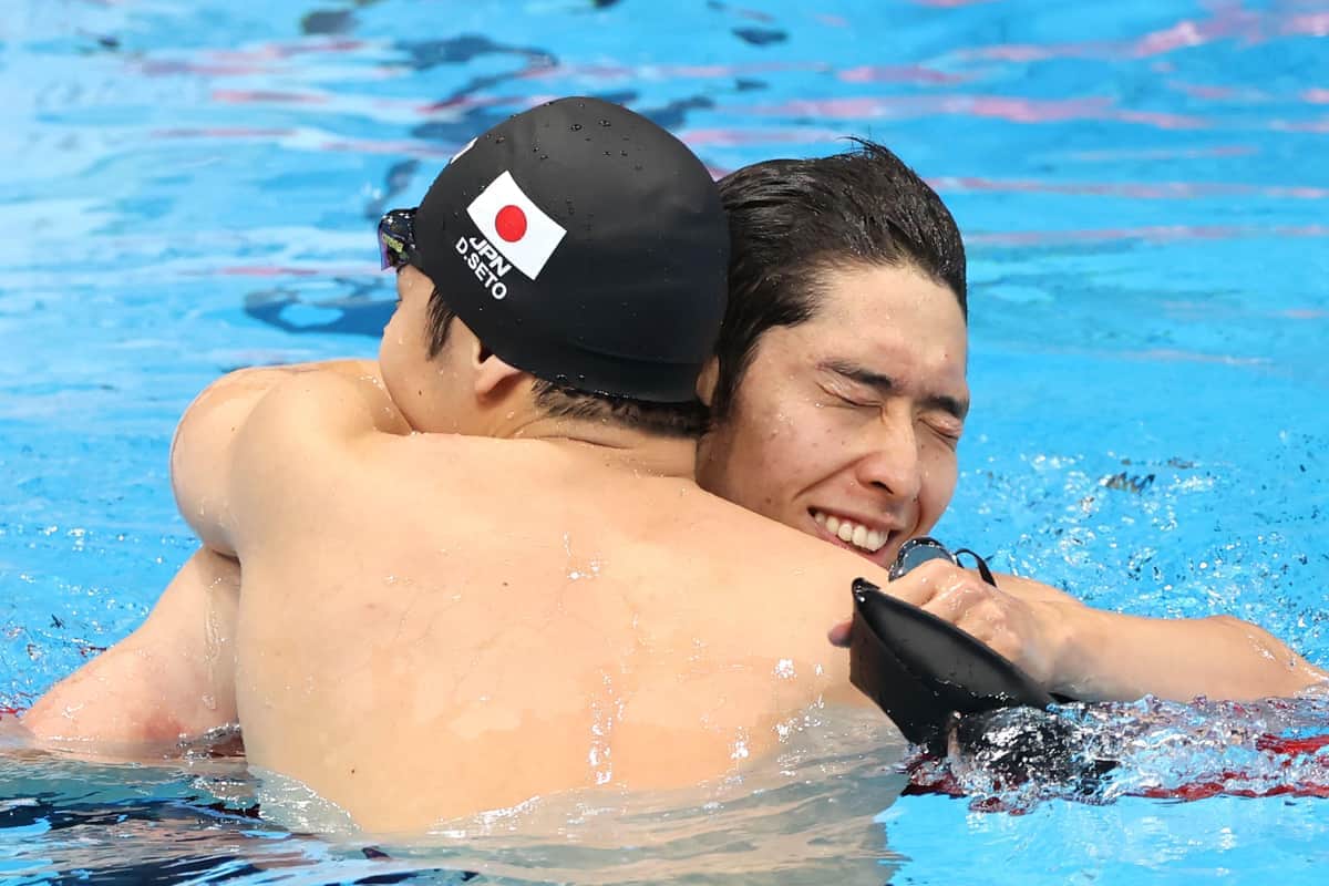 レース後、瀬戸大也選手（左）と萩野公介選手が抱き合った（写真：杉本哲大／アフロ）