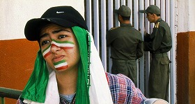 「オフサイド・ガールズ」男装してスタジアムに潜り込むイランの少女たち