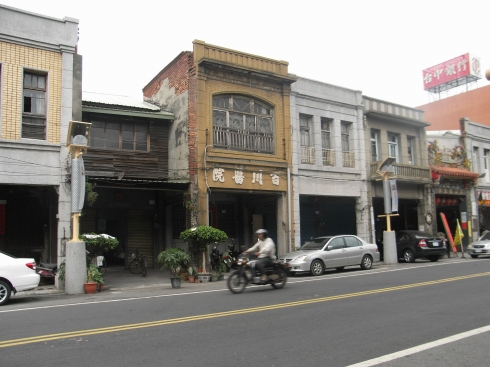 台湾の「元」港街　「牛舌餅」屋台と今の活気